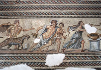 Cortège dionysiaque figuré sur la mosaïque d'un triclinium (salle de réception des maisons romaines), fin IIe siècle de notre ère.