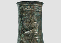 Situle du Luristan : scène de banquet avec un personnage présentant un vase à boire, Xe-IXe siècle av. notre ère, bronze.