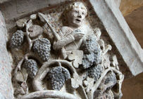 Maraudeurs dans la vigne, chapiteau de la nef de l'égllise abbatiale Saint-Pierre de Mozac (Puy-de-Dôme), XIIe siècle.