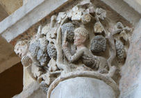 Maraudeurs dans la vigne, chapiteau de la nef de l'égllise abbatiale Saint-Pierre de Mozac (Puy-de-Dôme), XIIe siècle.