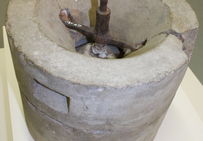 Moulin à  moudre le sel pour saler le brie, utilisé au XIXe siècle. Hauteur 27 cm, diamètre 30 cm.