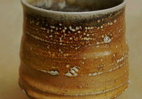 Poterie émaillée selon la technique du « grès au sel », dont la particularité est la concentration des gouttelettes d'émail en surface de la céramique.