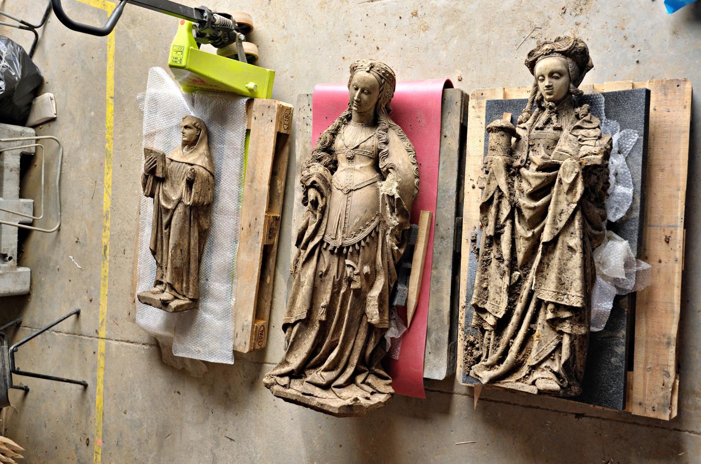 Pendant leur étude, et jusqu’à ce qu’elles soient dévolues à l’État, les statues, comme d’ailleurs tous les objets archéologiques recueillis, sont sous la garde de l’Inrap.