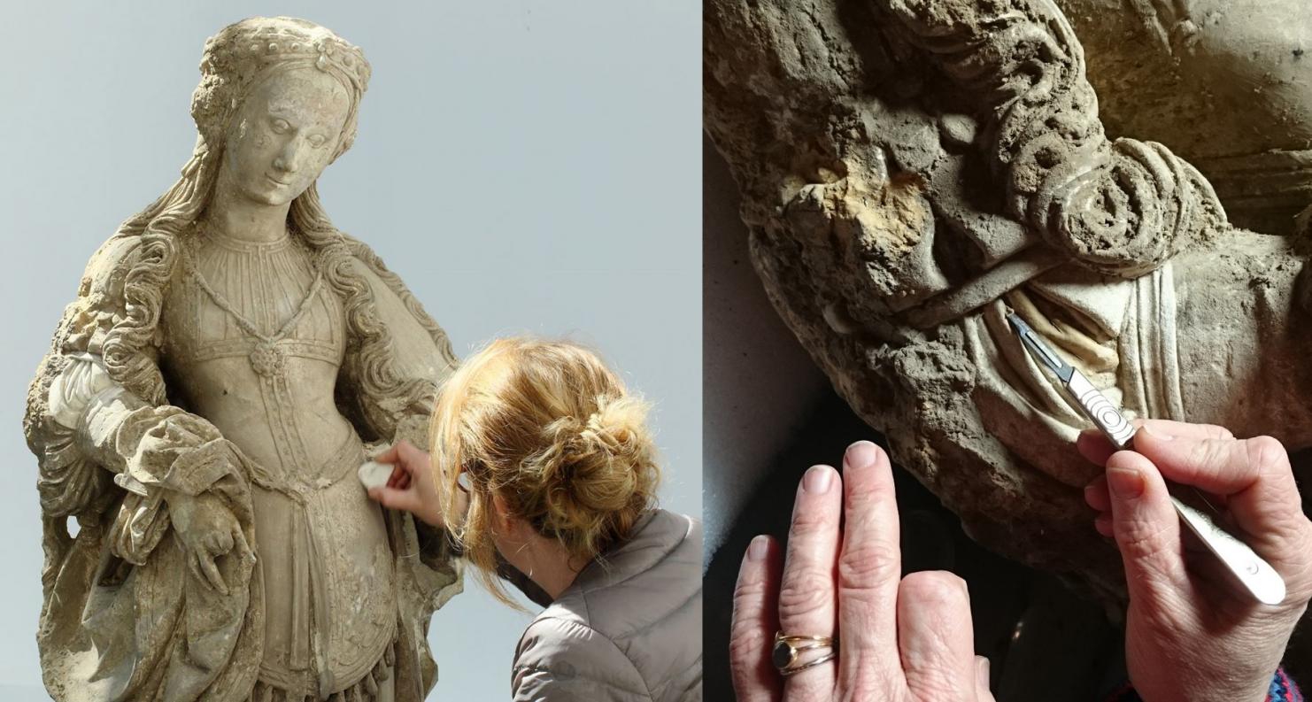 Dans une salle du musée, chaque parcelle des statues est nettoyée au scalpel puis avec un gel. À travers une porte vitrée, les visiteurs peuvent observer le travail des restauratrices. 