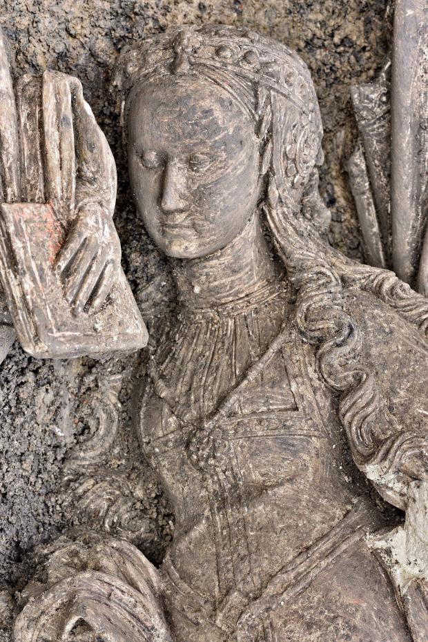Ce visage a convaincu l’équipe de l’Inrap qu’il fallait vraiment continuer la fouille.