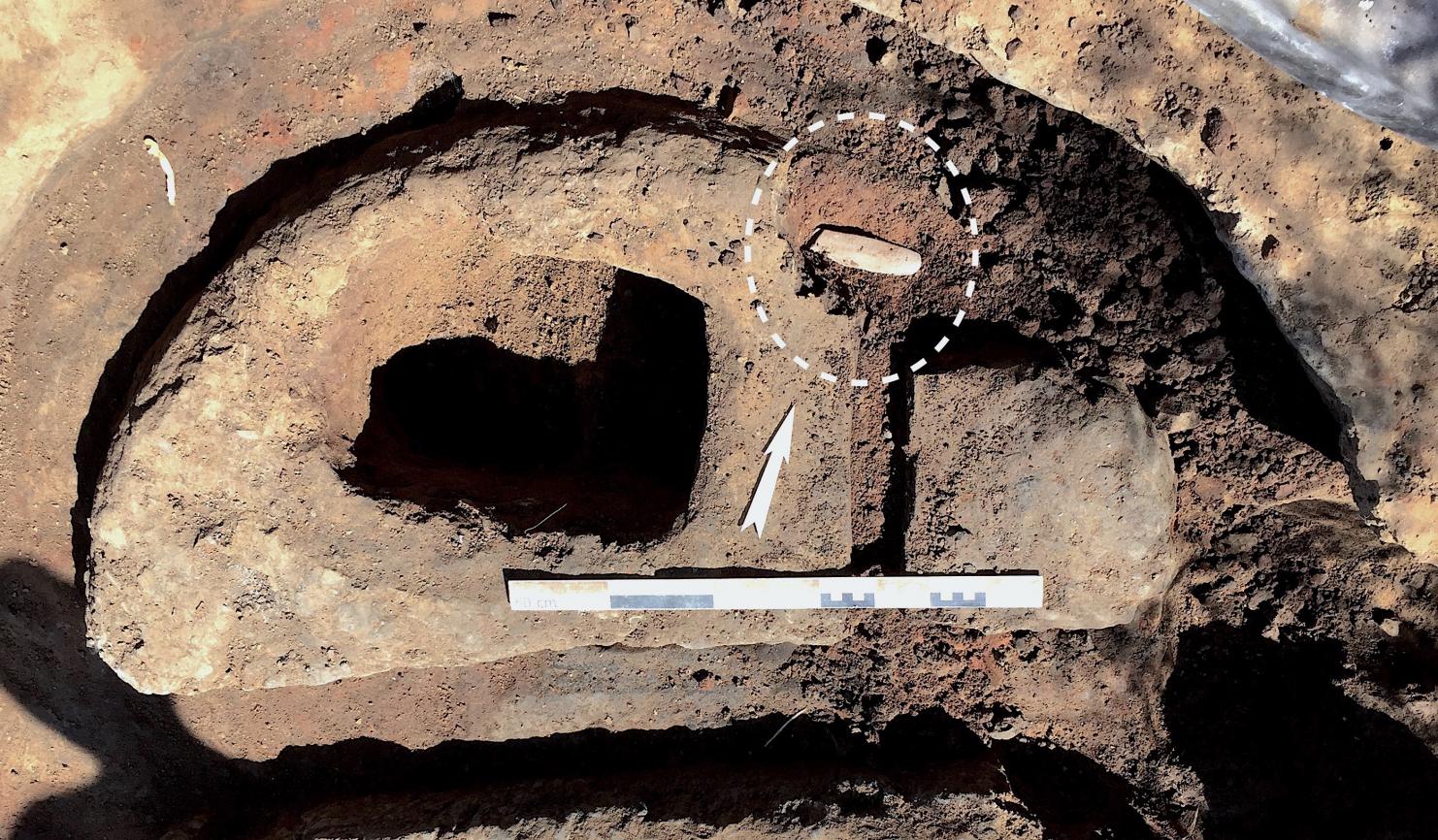 Position de la pierre à aiguiser dans le plateau du four 340, telle qu’elle a été découverte lors de son démantèlement pour échantillonnage archéomagnétique.