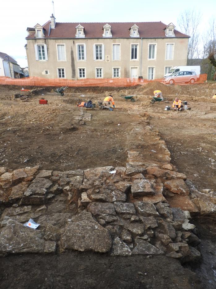 Enchevêtrement des murs datant de la première moitié du XIIe siècle.