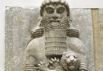 Héros maitrisant un lion dit « Gilgamesh », VIIIe siècle av. notre ère, relief provenant de Khorsabad (Irak). Musée du Louvre, Paris.