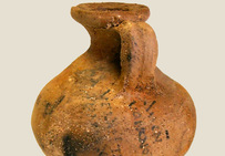 Cruche avec inscription peinte mentionnant un vin aminé du Falerne. Le terme « aminé », employé par Virgile comme par Columelle, désigne une qualité particulière de raisins