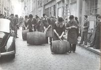 La fête de la Saint-Aignan, photographiée ici à Orléans en 1950, correspond aujourd'hui à l'arrivée du vin nouveau.