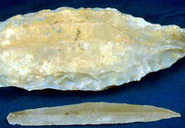 Lame et nucléus en silex du Grand-Pressigny (Indre-et-Loire), datés entre 2850 et 2400 av. notre ère.
