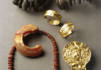 Bijoux provenant de la tombe féminine la plus riche d'Hallstatt : collier de perles et anneau en ambre, boucles d'oreille en or, bracelets massifs en bronze, et plaquage en or d'une fibule, 600 avant notre ère.