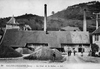Salines de Salins-les-Bains (Jura) : tas de cendres et de charbon dans les cours des salines, vers 1920.