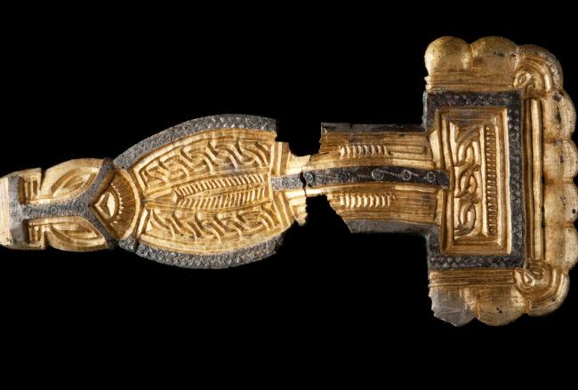 Parures et objets de prestige du Moyen Âge