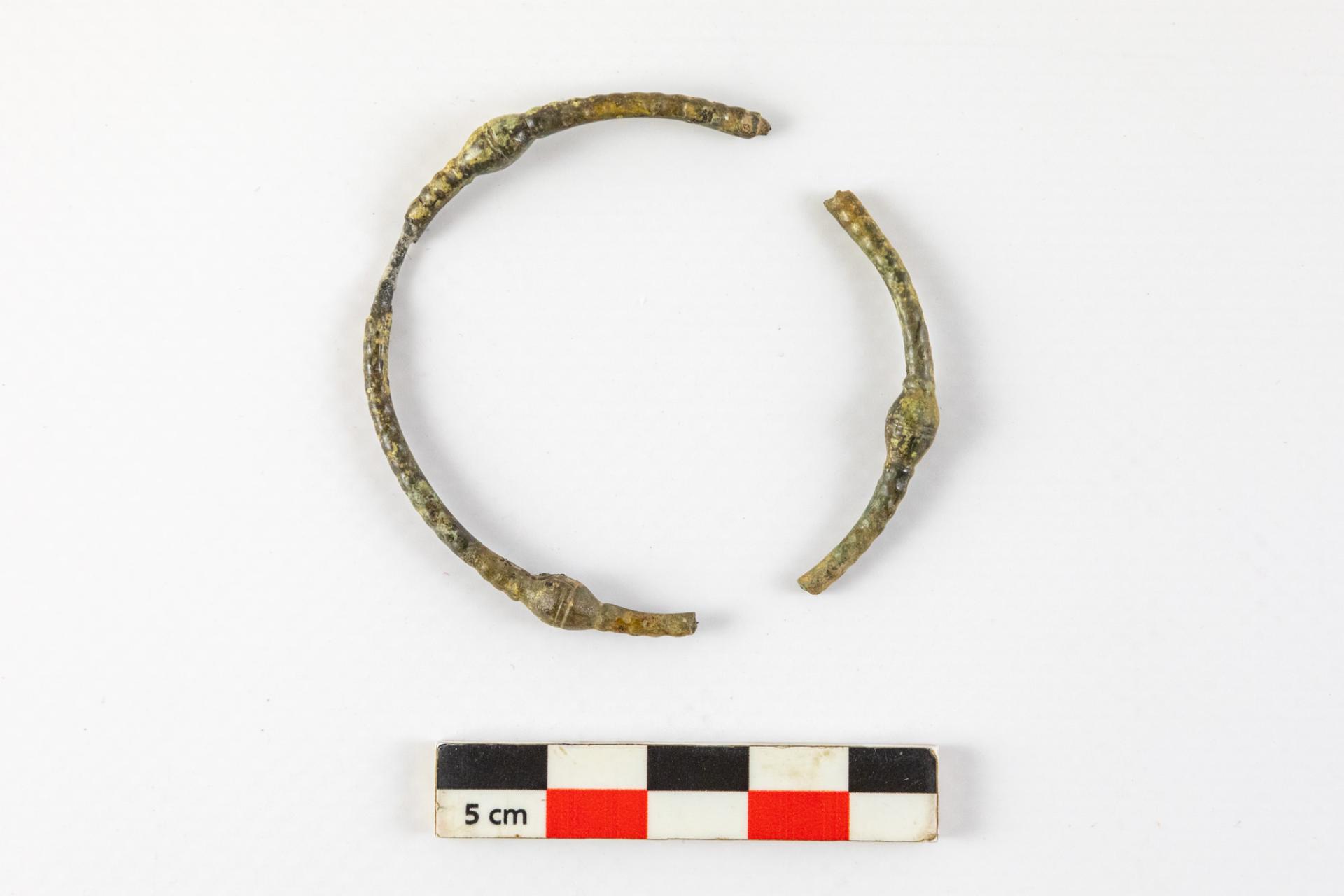 Copper alloy bracelet (burial 784) with three well-marked and equidistant beads, highlighted by a double-incised line. © Flore Giraud, Inrap