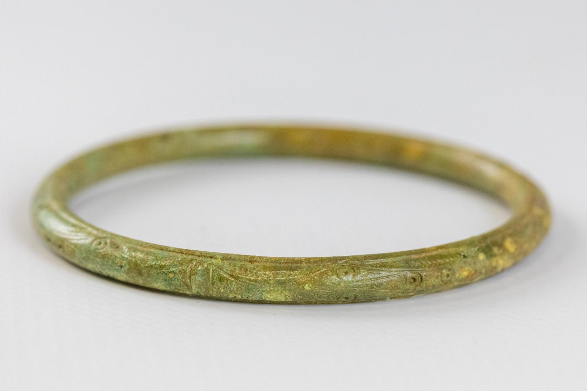 Detail of one of the two bracelets decorated with ocelli and long curves (burial 791). © Flore Giraud, Inrap
