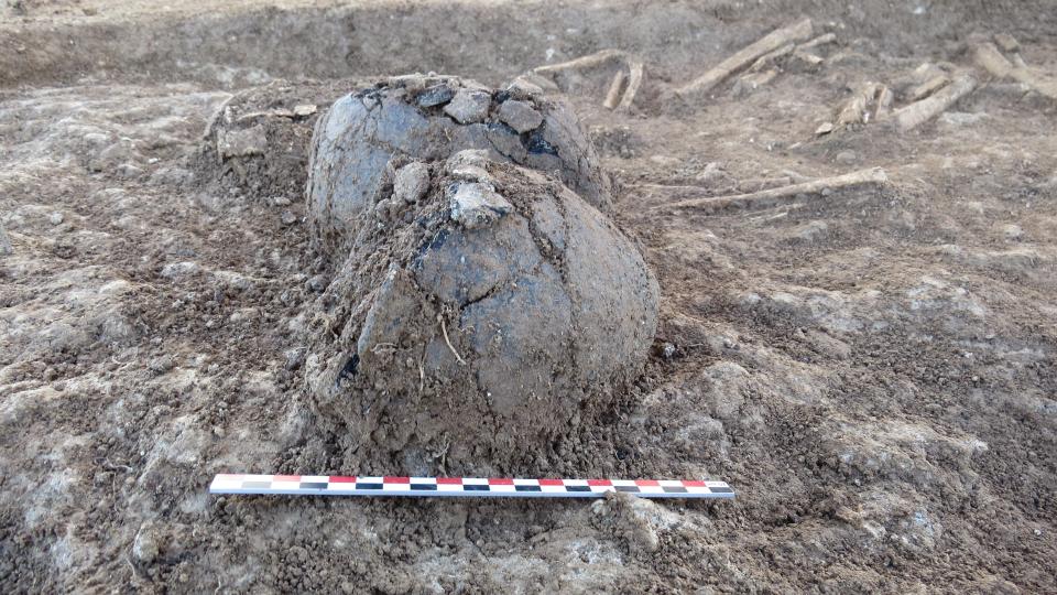 Vases déposés avec l’adolescent de la sépulture multiple néolithique récent (St. 5001)