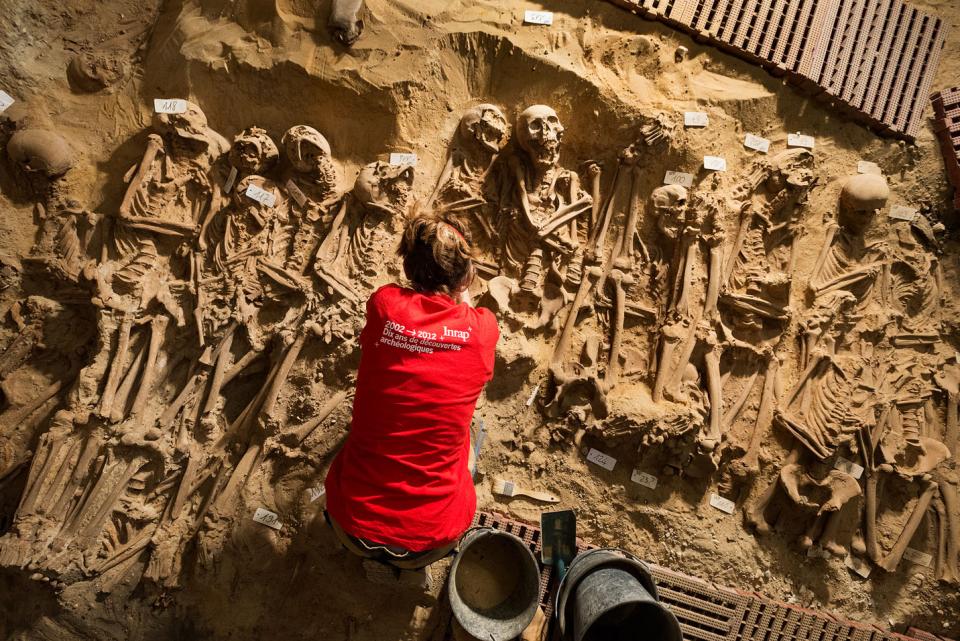 L'immeuble Félix Potin et le cimetière de la Trinité