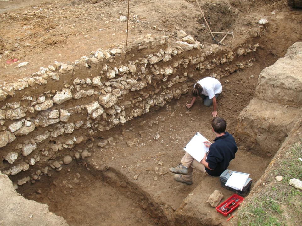 Le rempart monumental d'un <i>oppidum</i>, en Charente-Maritime
