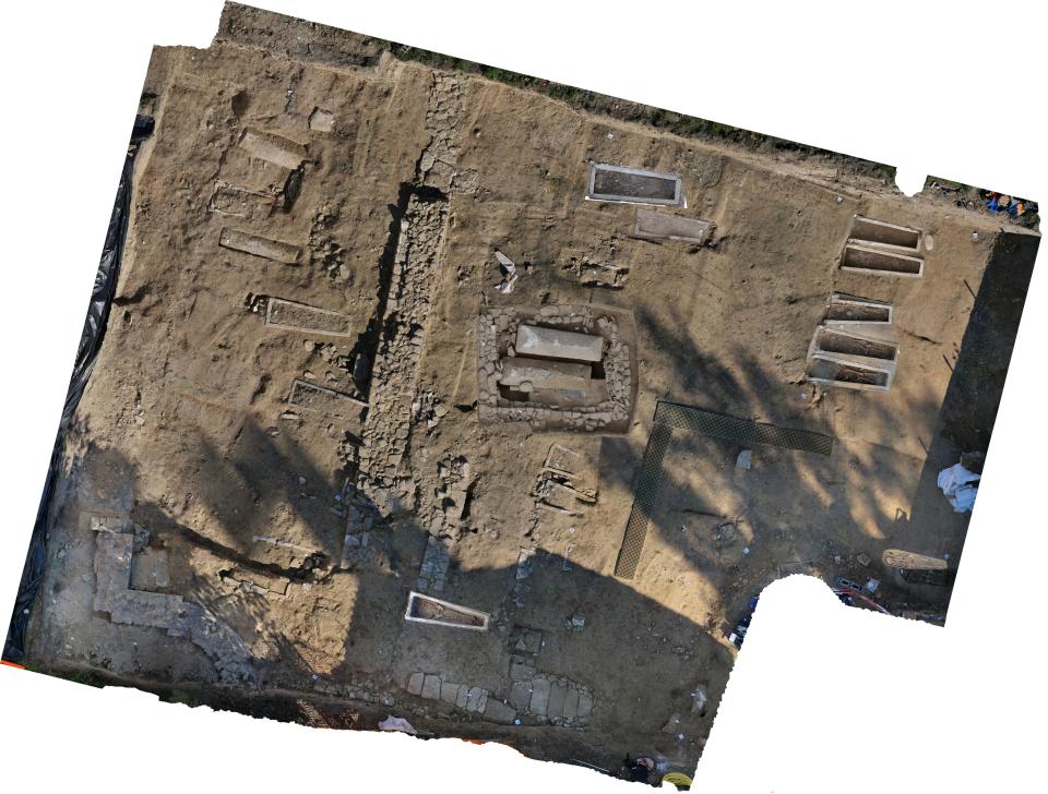 Au centre, le mausolée avec deux sarcophages imposants; à gauche du mausolée, un mur d’1 m de large pourrait constituer une clôture du prieuré.