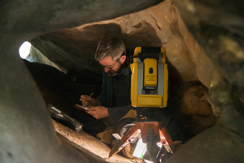 Régis Touquet (Inrap) au cours de l’enregistrement topographique d’un abri (éclairage LED) Régis Touquet (Inrap) au cours de l’enregistrement topographique d’un abri (éclairage LED)