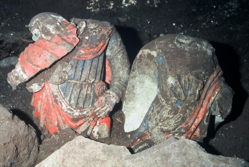 Découverte de deux&nbsp;statues datées du XVIe siècle, ou de la fin du XVe siècle dans l'église Saint-Félix, Landos (Haute-Loire), 2003.