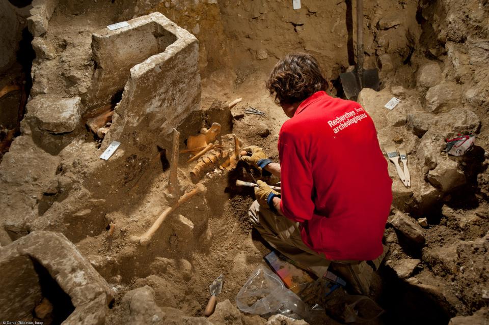 Fouille d'une sépulture dans la partie ouest du chœur de l'église Saint-Pierre et Saint-Paul à Gonesse (Val-d'Oise) en 2011.