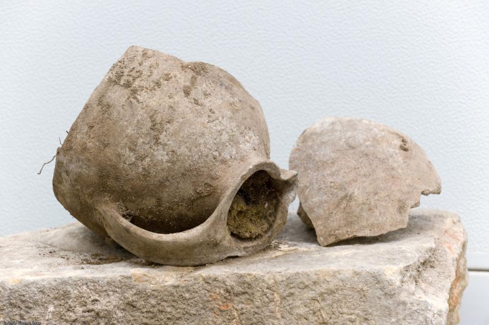 Cruche à une anse découverte dans le remplissage d’une latrine d’une maison médiévale, Metz (Moselle), 2012.  Les fouilles menées rue Mazarin ont délivré les vestiges inattendus d'un faubourg médiéval dont la destruction serait liée au siège de Metz par l