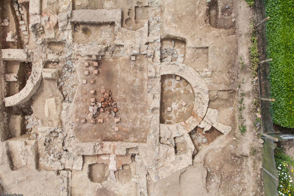 Étuve et caldarium (pièce chauffée) des thermes du IIe s. de la villa de la Guyomerais (Ille-et-Vilaine), 2012.  Les pilettes d'hypocauste, assurant le chauffage de la pièce par le sol, sont ici bien visibles. 