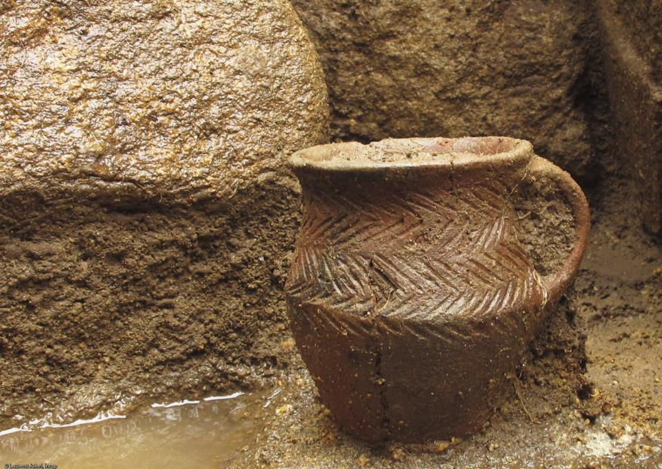 Petit vase daté du Bronze ancien (autour de 2000 avant notre ère), découvert déposé au fond d’une sépulture au Bono (Morbihan), 2013.  La découverte d’un ensemble funéraire est l’élément majeur de cette fouille. 