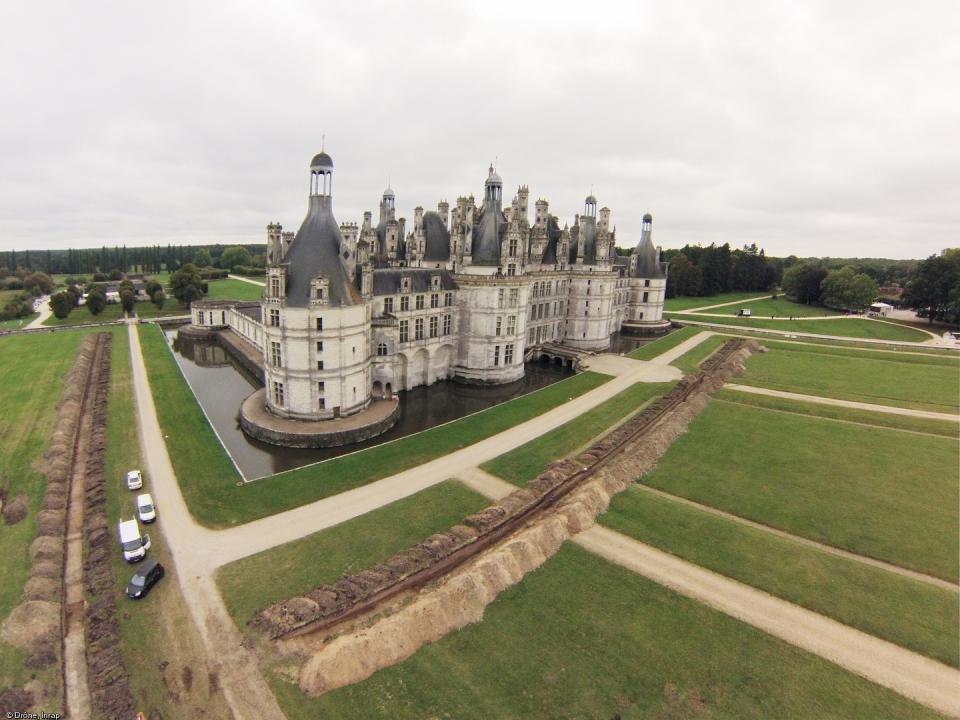 Vue générale du château de Chambord (Loir-et-Cher) et du parterre prise depuis le nord-est en regardant vers le sud-ouest, 2013.A droite, on voit le premier sondage qui recoupe le parterre nord, parallèle à la façade principale du château. Il a permis de 