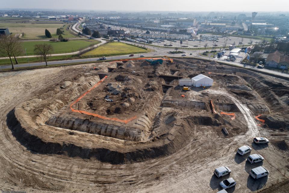 Vue aérienne d'un grand fossé ceinturant un tumulus princier Une&nbsp; daté du début du Ve siècle avant notre ère, à Lavau (Aube), 2015.  Au centre de ce tumulus de 40 m de diamètre, le défunt et son char reposent au cœur d’une vaste chambre funéraire de 