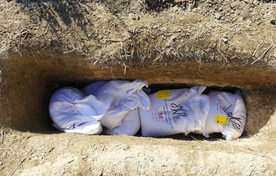Dépôt de sacs de blé des Maîtres de mon Moulin à Cucugnan dans un silo en tranchée. Dépôt de sacs de blé des Maîtres de mon Moulin à Cucugnan dans un silo en tranchée.
