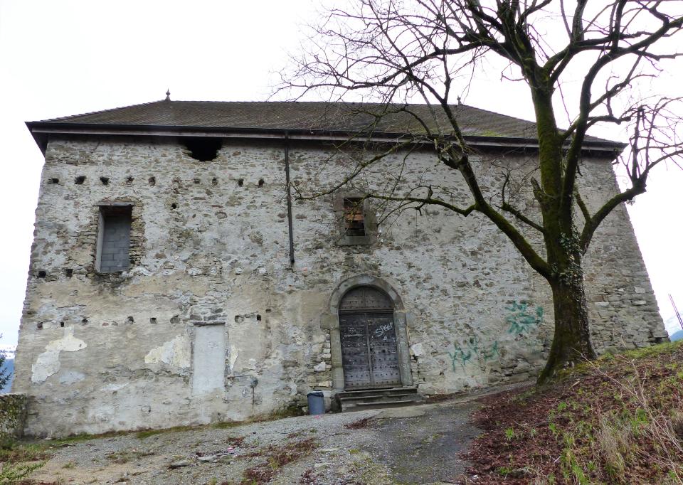 Façade et entrée ouest du château.