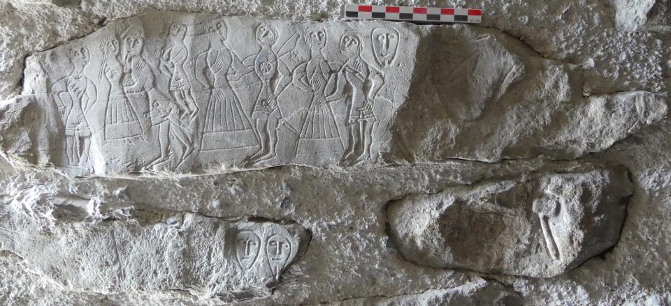 Personnages datés du XIVe siècle, oiseaux, têtes stylisées et outil (?), gravés sur des blocs d’une archère de la tour nord-est.