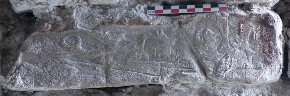 Dragon gravé sur un bloc d’une archère de la tour nord-est, fin du Moyen Âge.