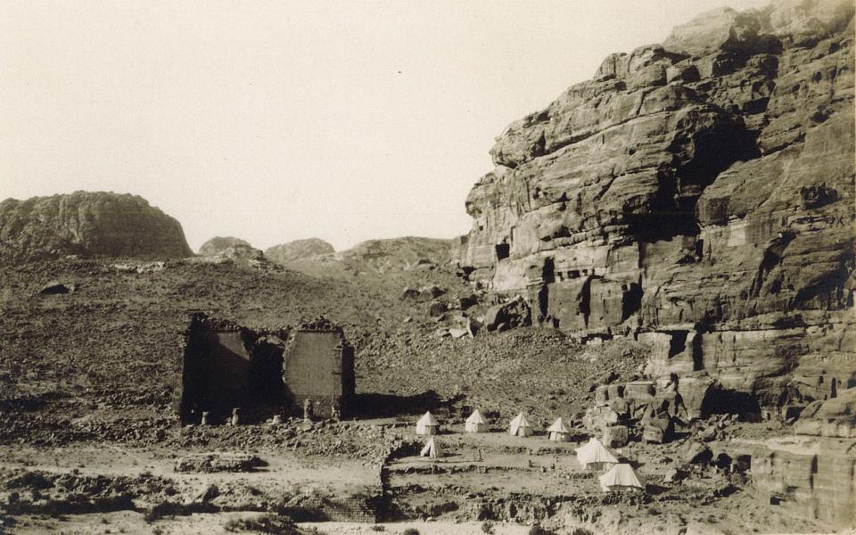 Le camp Thomas Cook implanté dans le secteur du temple. Carte postale des années trente, collection particulière.