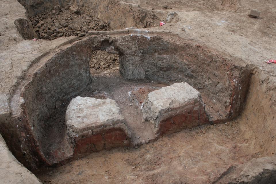 Comprhension de la construction du four. Cette coupe ralise en fin dintervention permet dobserver comment le four a t construit, entretenu et rpar. Dans ce cas, on voit que les plateaux (parties hautes encadrant le canal central) ont t rehausss au moins une fois (diffrentes couleurs blanc/gris), et que les parois ont t reltes (diffrences de couleur des parois).