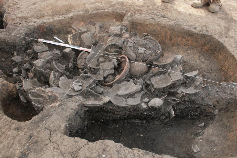 Dépotoir final. Dans cet alandier un important amas de vases cassés et incomplets a été rejeté en fin de comblement. Un travail de remontage des vases va être entrepris en phase étude.