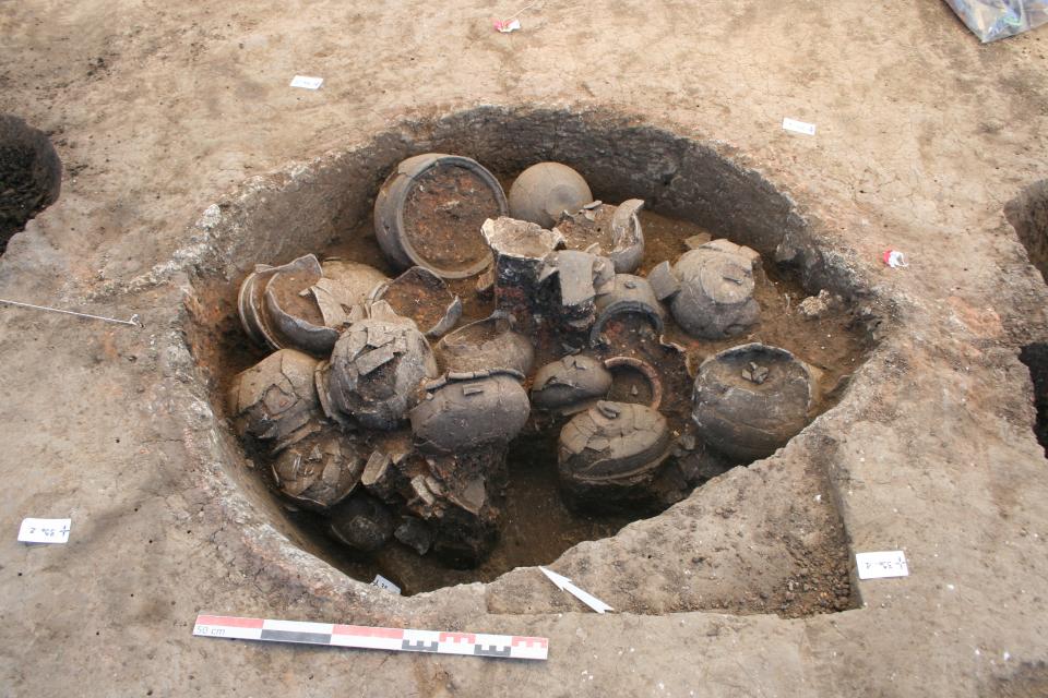 Dépôt de vases ? Dans ce four, une trentaine de vases ont été déposés avec soin dans le four. On pense à un geste de condamnation car les récipients fragiles n’ont pas été balancés mais posés les uns sur les autres. 