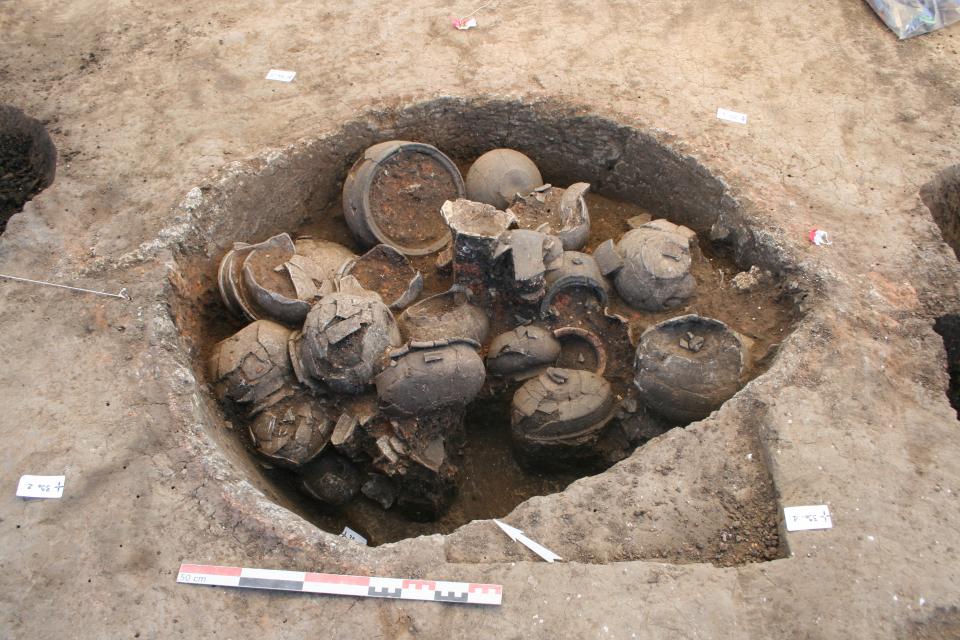 Dépôt de vases ? Dans ce four, une trentaine de vases ont été déposés avec soin dans le four. On pense à un geste de condamnation car les récipients fragiles n’ont pas été balancés mais posés les uns sur les autres. Dépôt de vases ? Dans ce four, une trentaine de vases ont été déposés avec soin dans le four. On pense à un geste de condamnation car les récipients fragiles n’ont pas été balancés mais posés les uns sur les autres.