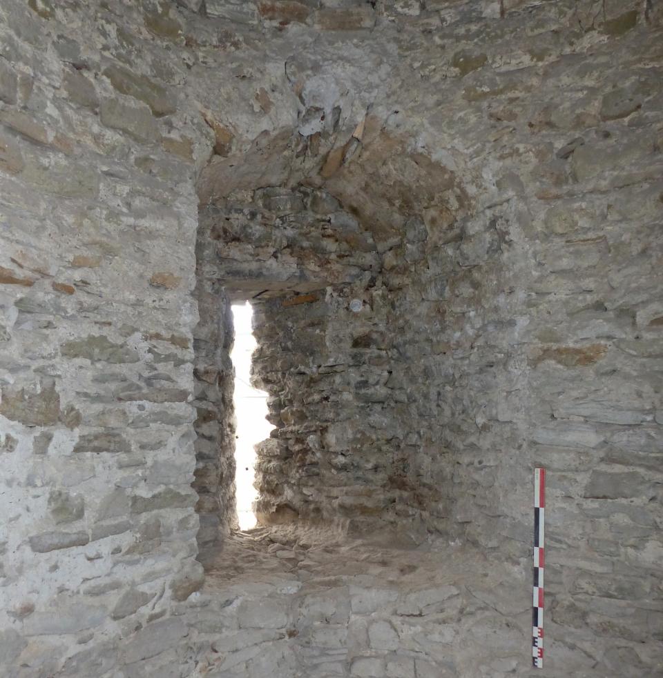 Archère à niche du niveau médian (ou 2) de la tour sud-est, vue vers le sud-est.