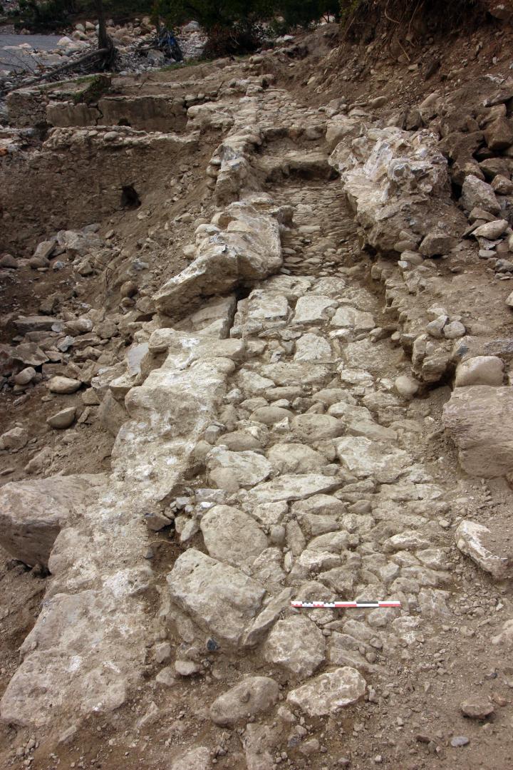Le canal qui alimente les moulins présente plusieurs états successifs. Le plus ancien a conservé des déversoirs dotés de martelières.