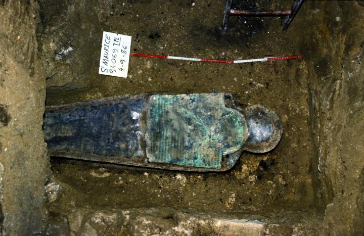 Le sarcophage en plomb de Thomas Craven lors de sa découverte en 1986 dans l’ancien cimetière protestant de Charenton