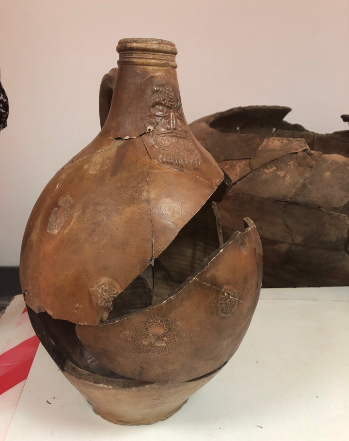 Cruche en grès rhénan du type Bartmann associé aux deux jarres qui formaient la tombe.