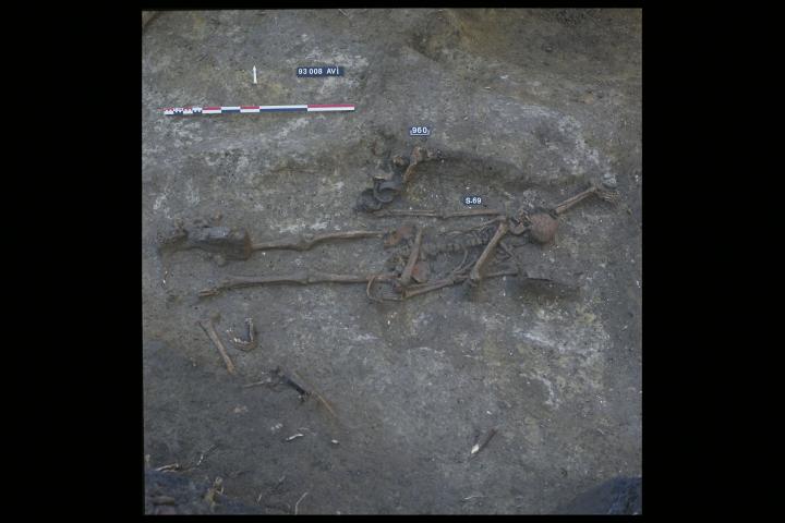 Vue de la sépulture 069. Un adulte masculin est  accompagné de plusieurs dépôts de céramiques.