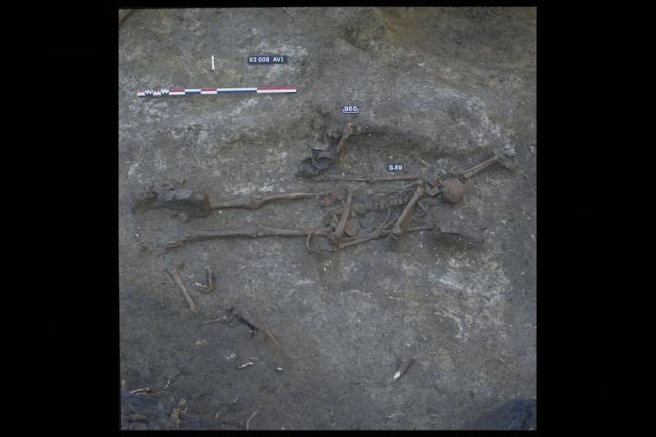 Vue de la sépulture 069. Un adulte masculin est  accompagné de plusieurs dépôts de céramiques.