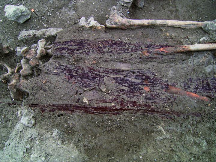 Détail du couvercle recouvrant les jambes de l’individu 114. 