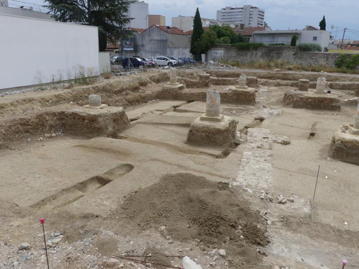 Vue générale des enclos funéraires situés au nord de l'emprise (avec restes des colonnes de l'ancienne poste).