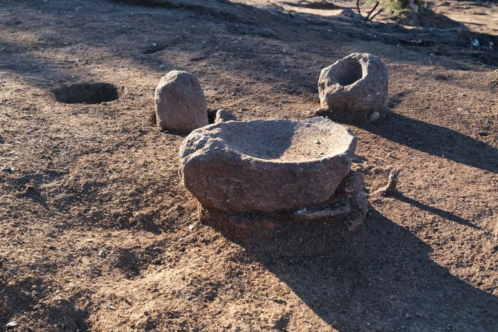 Équipement culinaire (meule et mortier) révélé au sein d'un habitat au cours de la fouille archéologique.